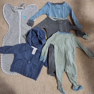 6 Piece Newborn Clothing Lot & Blankets